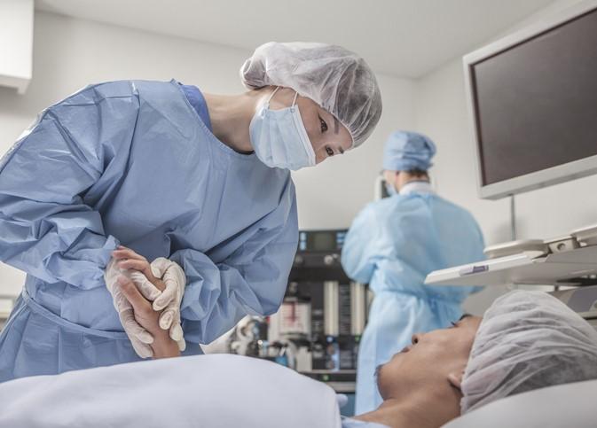 asian_surgeon_with_patient